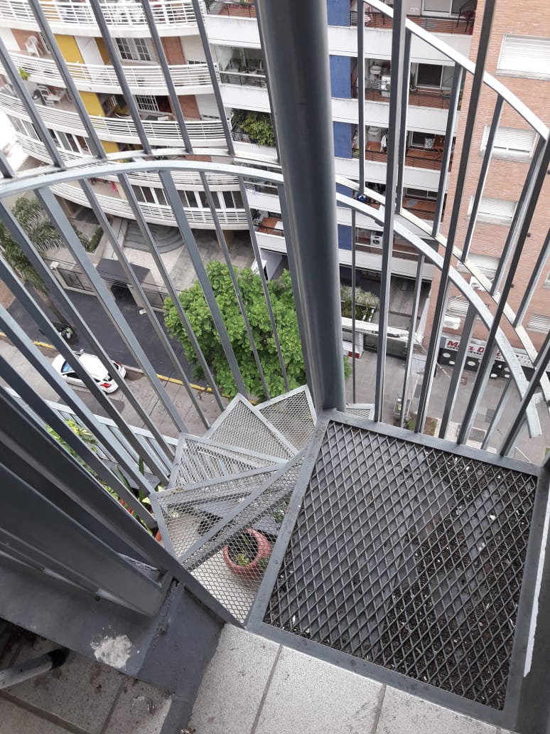 Escalera de emergencia metálica